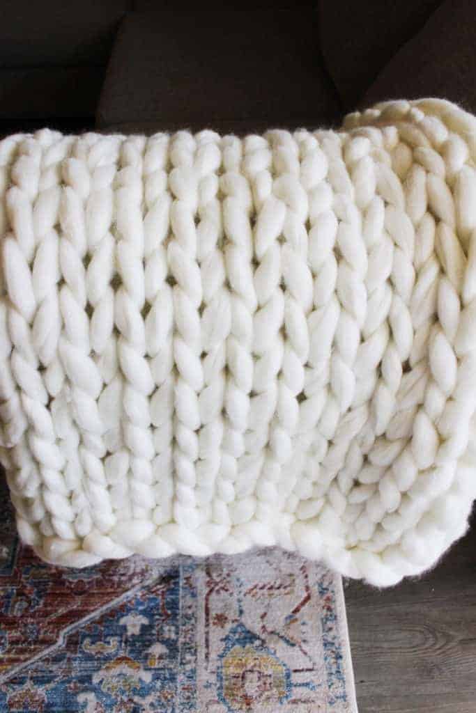 DIY chunky knit blanket tutorial