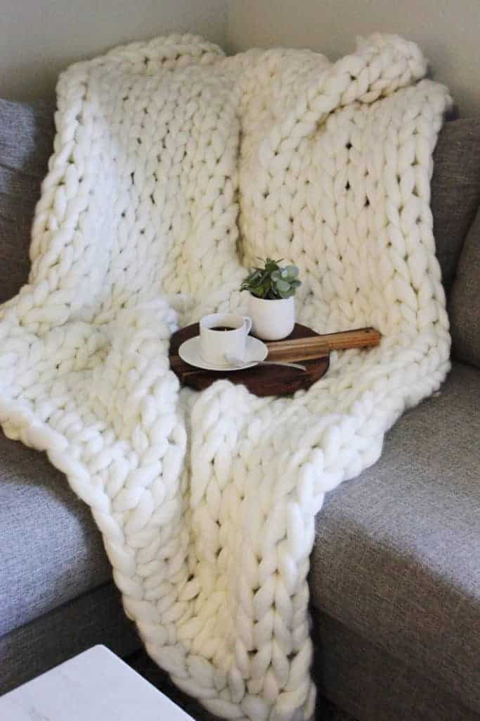 DIY Chunky Knit Blanket tutorial