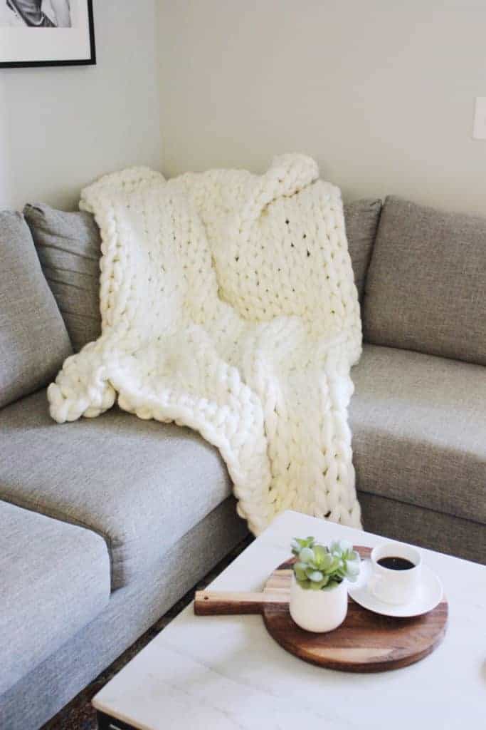 DIY chunky knit blanket tutorial